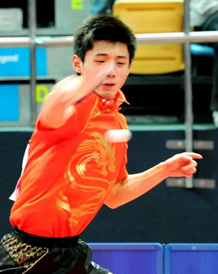 图文-东亚运乒乓球男团胜日本 张继科比赛敢打