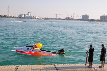 图文-F1摩托艇阿布扎比大奖赛中国队撞标的赛艇