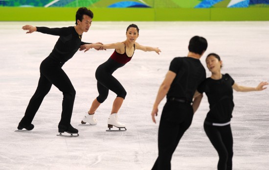 图文-中国花滑队适应场地训练 申赵丹昊互相取