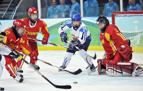 图文-[女子冰球]中国1-2芬兰 中国队门前险情
