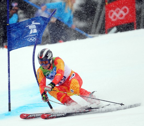 图文-冬奥会高山滑雪男子大回转 李雷在比赛中