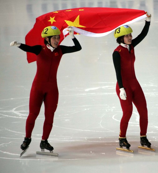 图文-冬季世界军人运动会短道500米 高举国旗
