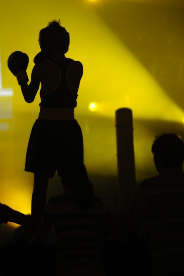 图文-首届中国拳击公开赛开幕 迷人的拳击手背影
