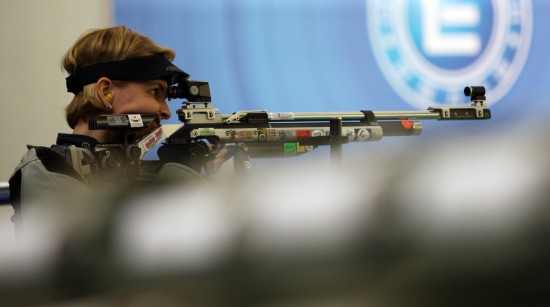 ͼ��-���籭Ů��10������ǹ������˹��ǹ���