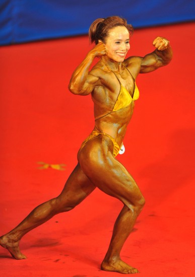 精彩图片 四体会女子健美比赛 正文   5月22日,上海队选手张萍在比赛