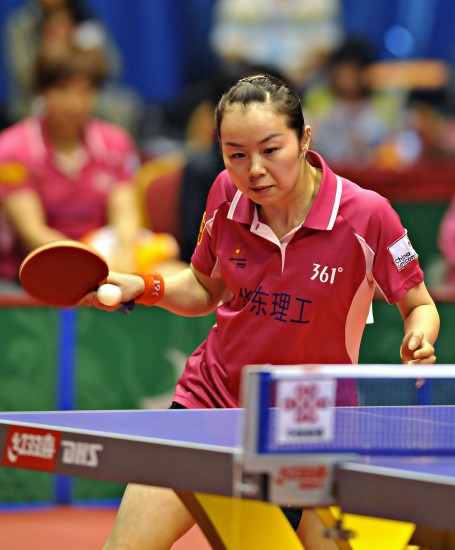 图文-2010中国乒乓球超级联赛开赛 帖雅娜回球