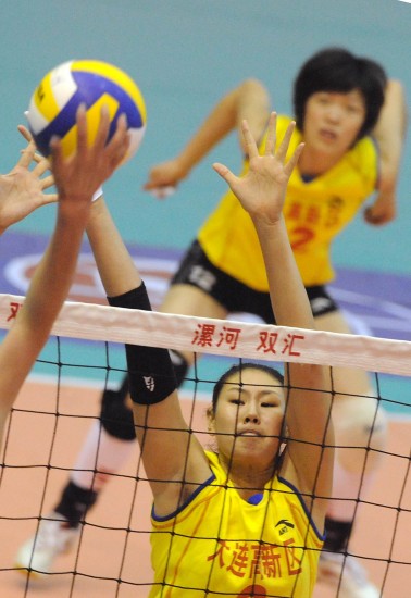 7月26日,辽宁女排队员颜妮(下)在比赛中拦网.