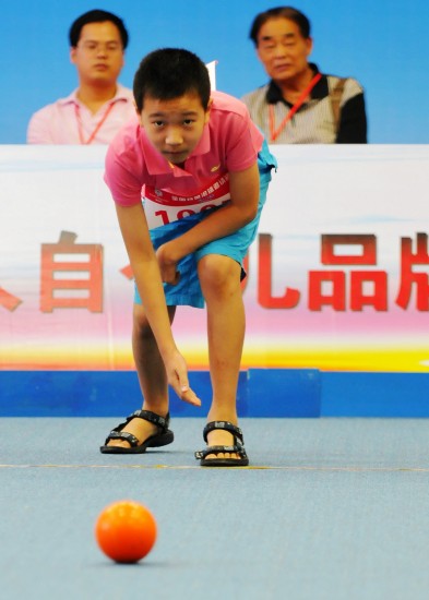 图文-全国特奥滚球轮滑邀请赛 李屿滚球比赛中