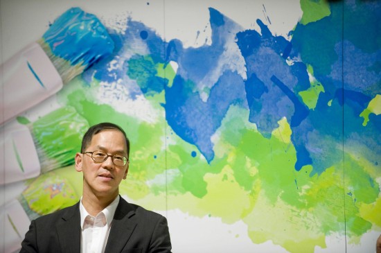 图文-曾德成参加青年申办亚运交流会 非常认真聆听