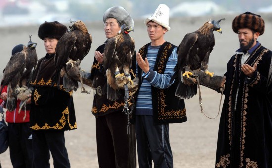 图文-吉尔吉斯斯坦的猎鹰节 猎人与猎鹰亮相_