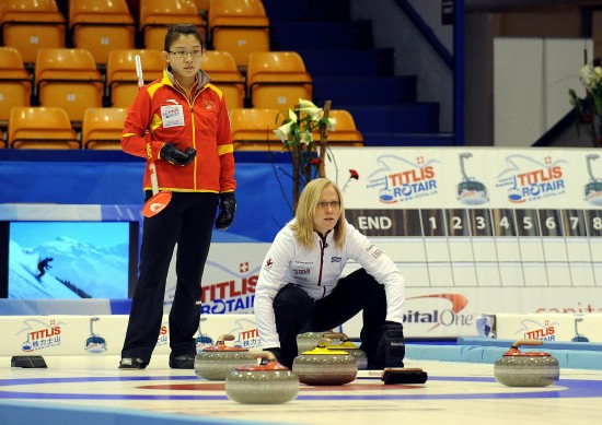 图文-冰壶世锦赛中国VS加拿大 彼此观察战机_