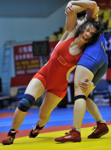 图文全国女子摔跤锦标赛周张婷比赛中勇猛无比