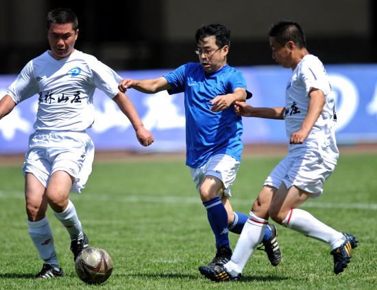 图文-央视主持人慈善足球赛 阿丘在比赛中拼抢