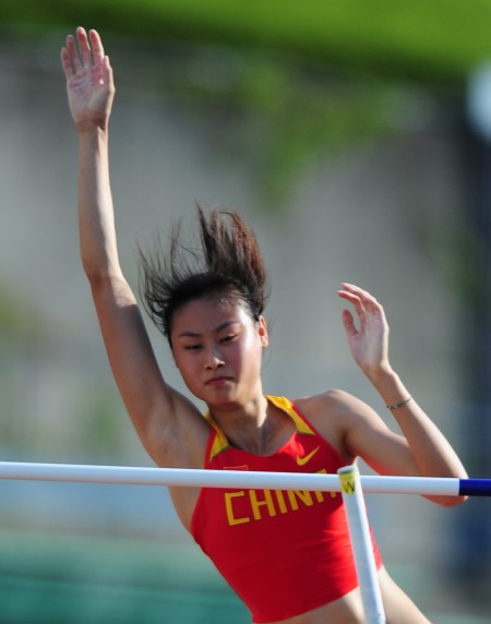 图文-亚锦赛中国包揽撑杆跳金银牌 李玲跃过横杆