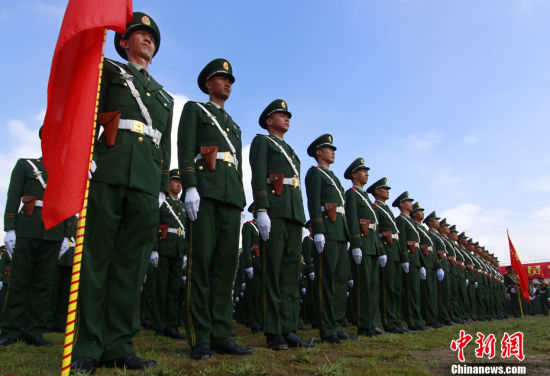 图文-万名武警宣誓保大运平安 军容严整保卫大运