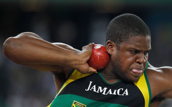 图文-大运男子铅球牙买加选手夺冠 理查兹在比