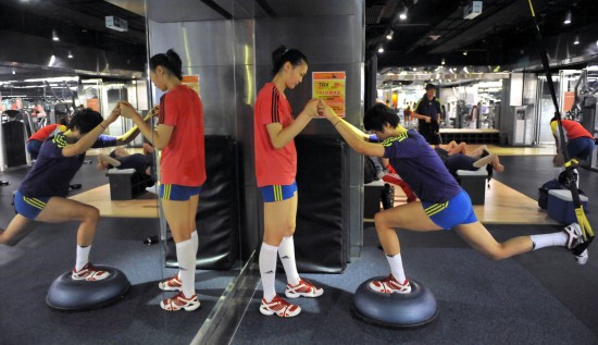 图文-中国女排进行体能训练 惠若琪范琳琳平衡