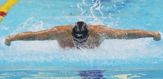 图文-美国选手获得男100米蝶泳冠军 大鹏展翅