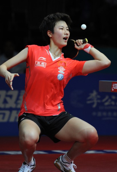 图文-中国乒乓球公开赛1/4赛况 丁宁发球姿势特别