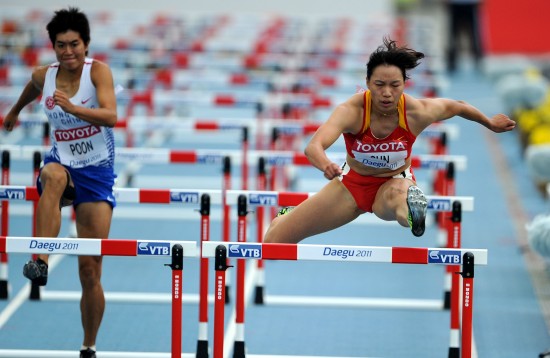 图文-田径世锦赛女子100米栏预赛 孙雅薇奋力跨栏