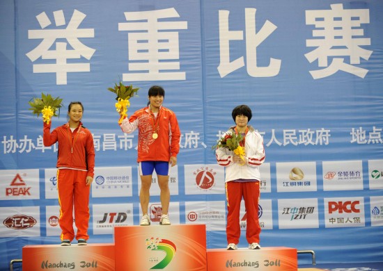 图文-城运会举重项目比赛赛况 冠亚季军在颁奖