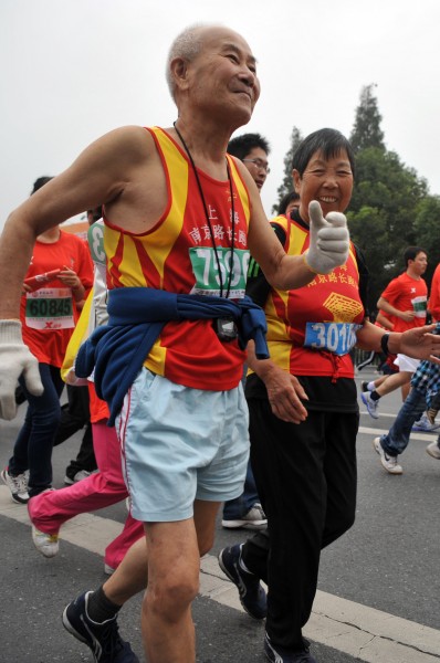 图文-2011杭州国际马拉松开赛 老大爷身强力壮