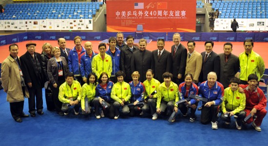 12月10日,参加纪念中美"乒乓外交"40周年友谊赛的运动员与嘉宾在