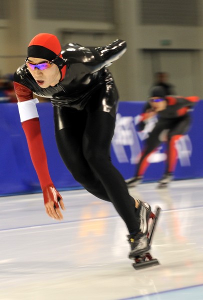 图文速度滑冰男子全能决赛孙龙将赛中姿势优美