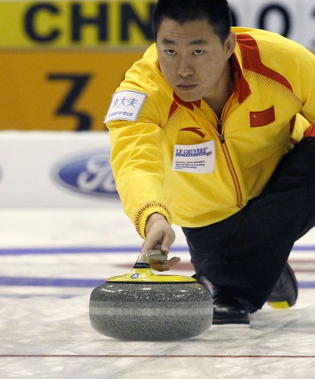 图文-男子冰壶世锦赛 中国队选手刘锐在比赛中