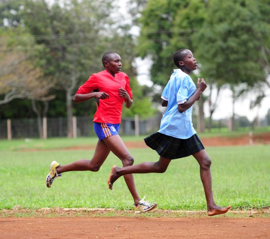 图文-跑出非洲用奔跑征服世界 中学生赤脚进行训练