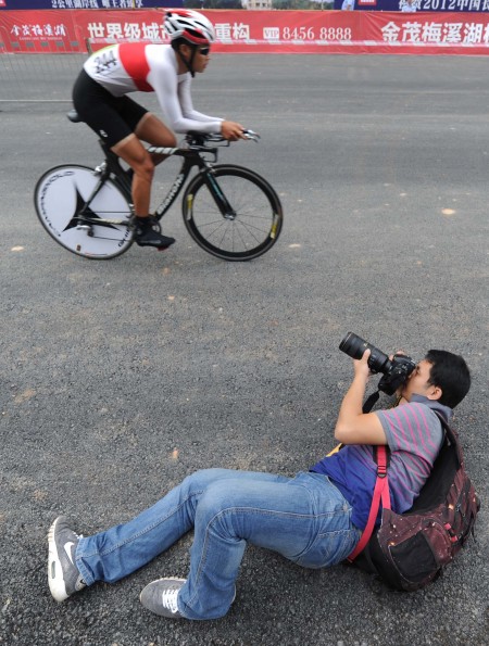 图文-全国公路自行车锦标赛 摄影师躺在地上拍