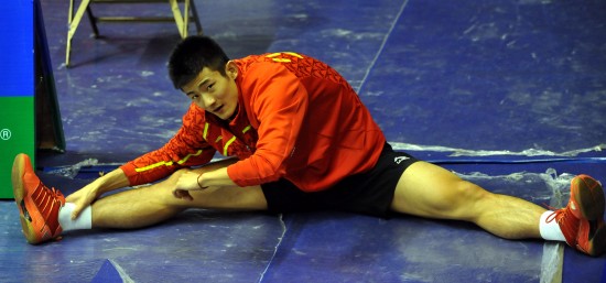 图文-中国羽球队备战香港公开赛 谌龙训练前热身