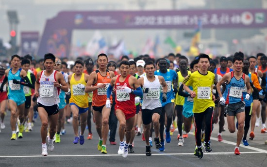 图文-2012北京国际马拉松赛赛况 天安门广场起