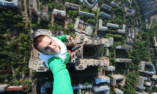 俄罗斯流行徒手攀高 百米高空泰然自若