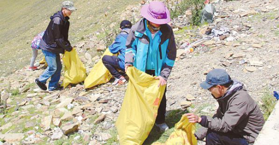 40名志愿者在青藏公路7天清理垃圾近16万件。