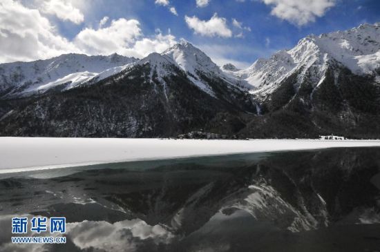 西藏近日雨雪天气冰雪覆盖然乌湖