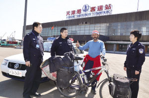 西蒙斯和边检人员。
