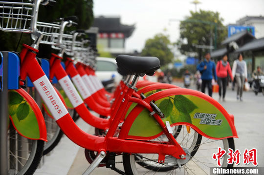 扬州一处公共自行车租赁点的自行车摆放整齐待用.