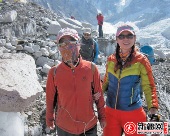 来自云南的王楚涵(左)因感冒退出此次登山队。