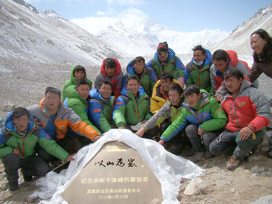 珠峰大本营安放山友之家雕塑致敬登山英雄