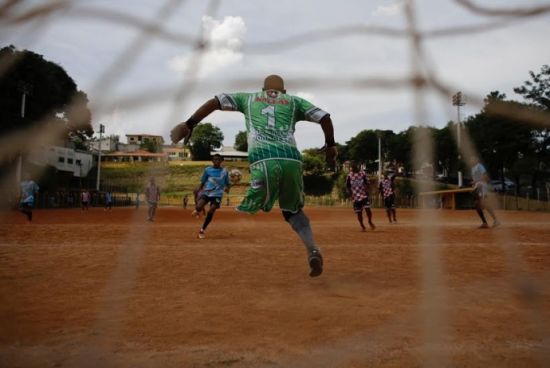 巴西一条腿足球运动员仍驰骋球场精神获赞_越