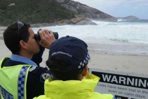 两名华人在西澳海岸岩钓落海 一溺亡一失踪
