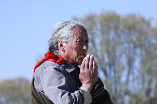 5月1日早晨,用爱死小白镜头在日喀则扎什伦布寺门口所摄虔诚老人,使用