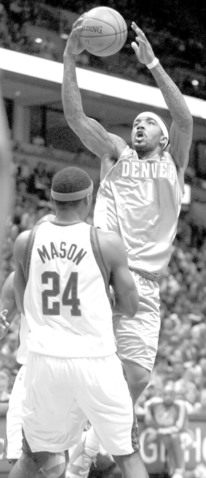 雄鹿翻盘踢掘金 马刺发威捉黄蜂