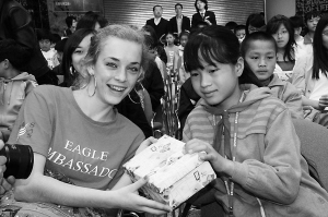 <em>黑头发</em>蓝眼睛相聚爱心树下_其他栏目_NIK