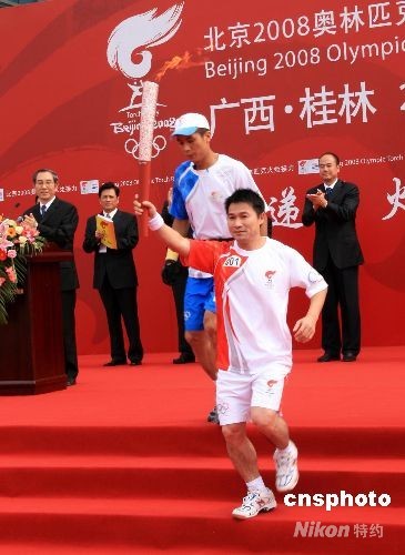 6月6日,北京奥运火炬在广西桂林传递,举重奥运冠军唐灵生担任第一棒