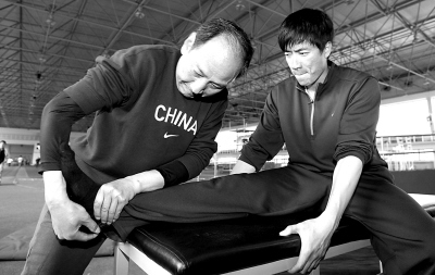 昨现身训练基地今在京参加两会 刘翔回国首度