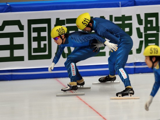 图文-全国短道速滑联赛北京站 接力赛"交接"瞬间