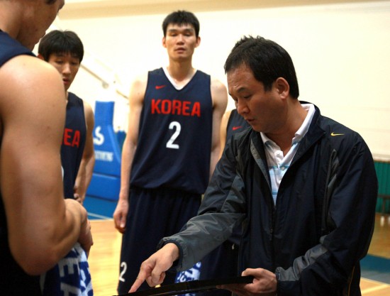 图文-韩国男篮备战广州亚运会 队员聆听教练部