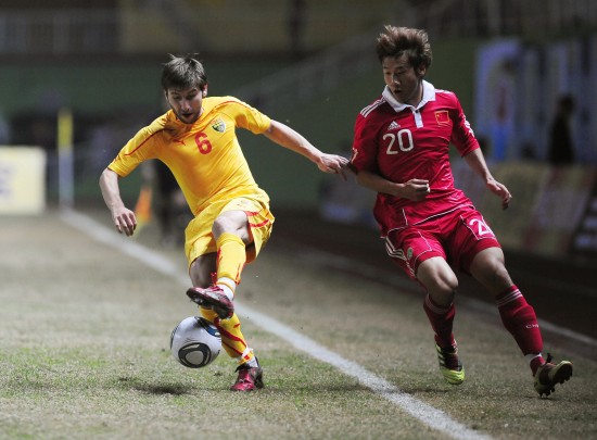 图文-[热身赛]中国1-0马其顿 荣昊防守对方球员